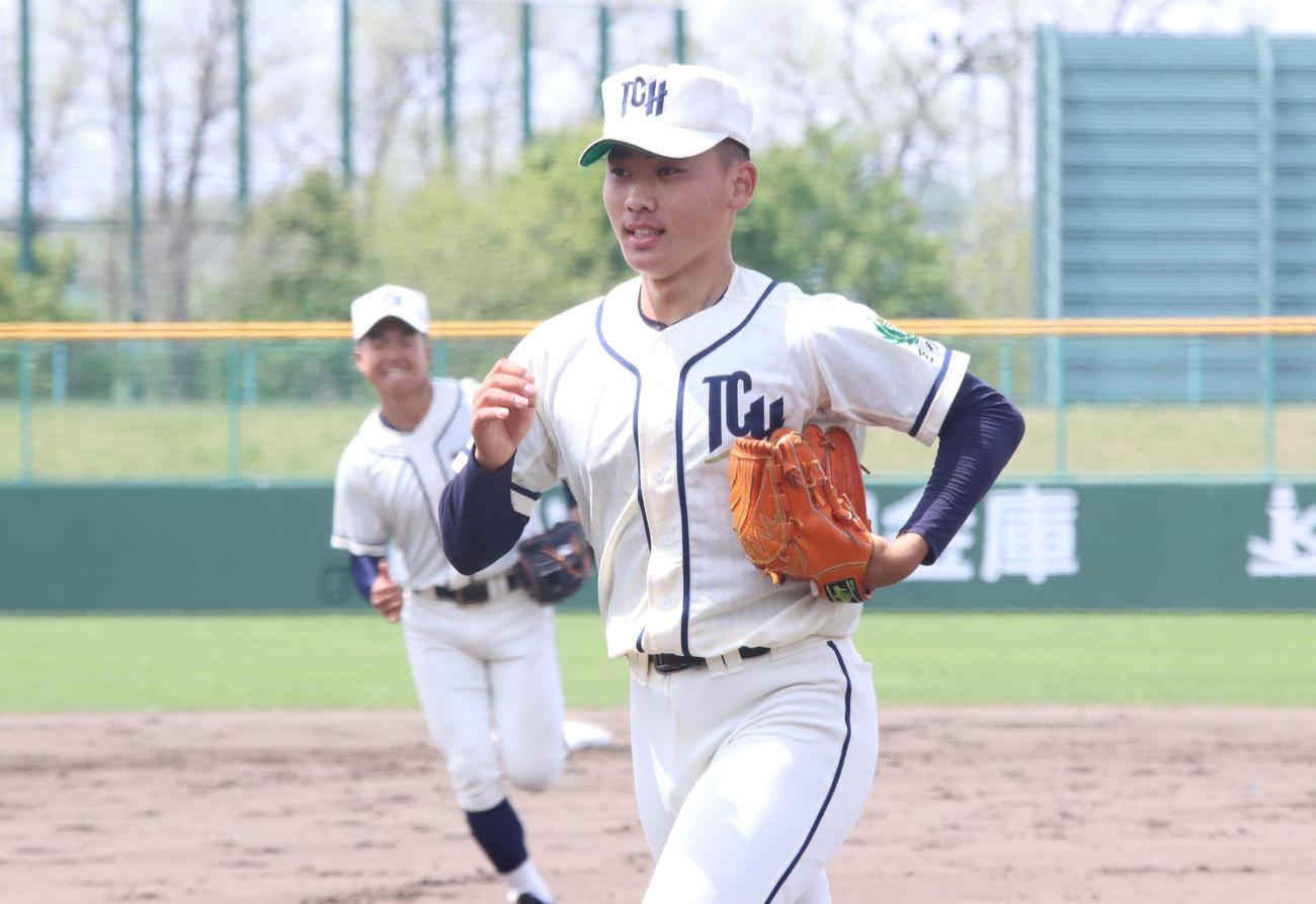 ベンチに引き揚げる苫小牧中央の村上（撮影・保坂果那）