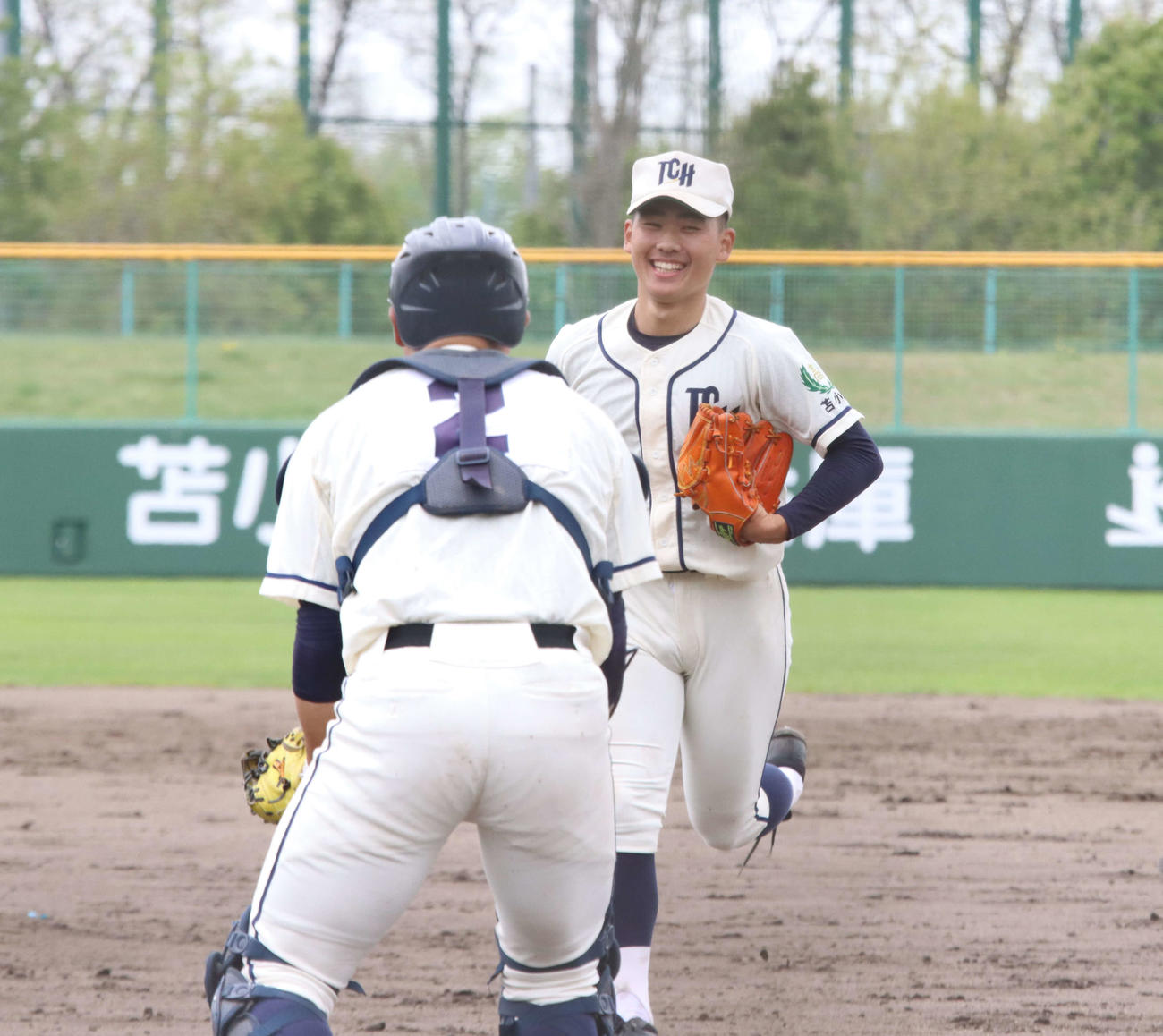 勝利が決まり、笑顔を見せる苫小牧中央の村上（撮影・保坂果那）