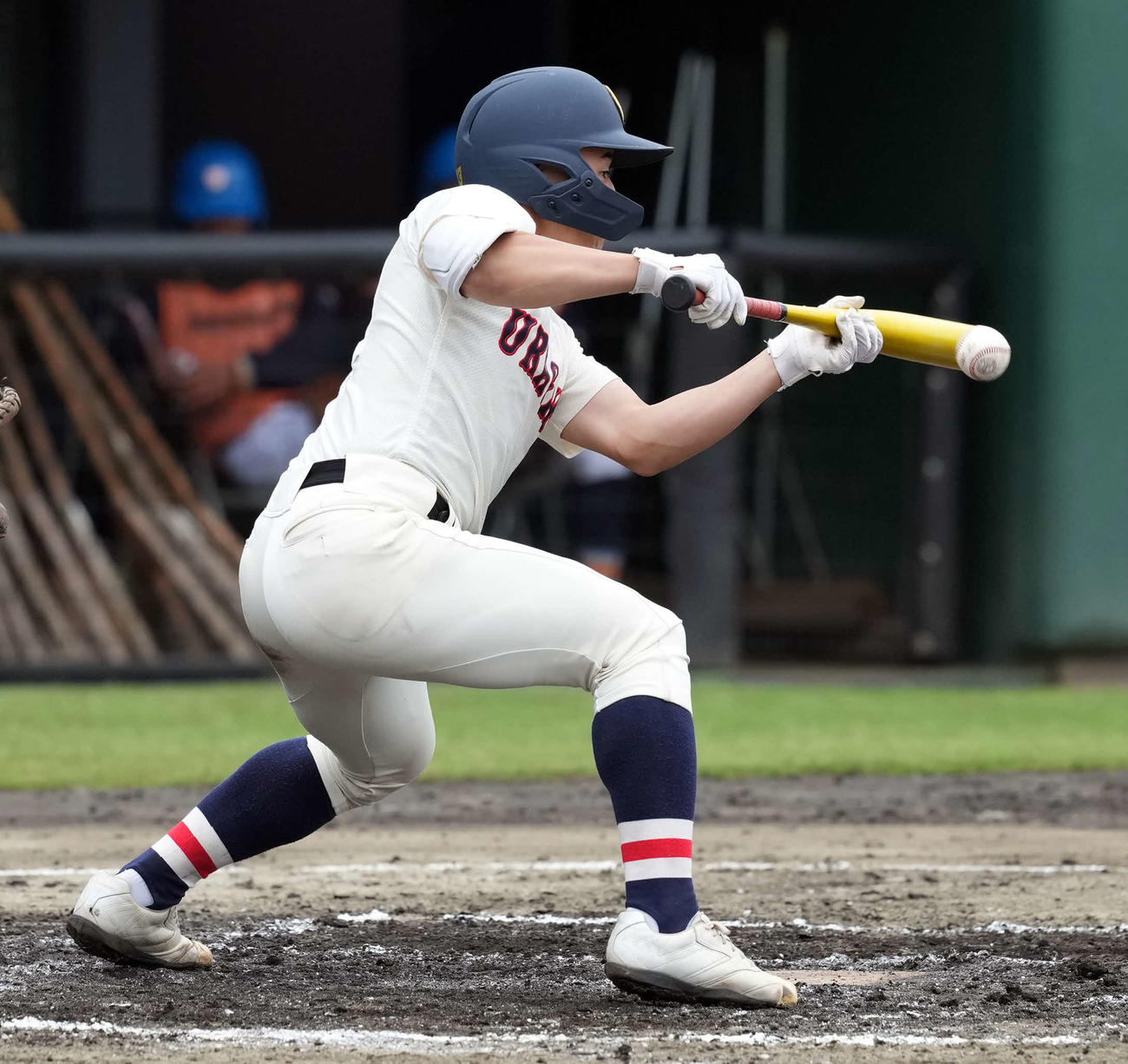 浦和学院対帝京三　2回表浦和学院1死一、三塁、先制のスクイズを決める落合（撮影・たえ見朱実）
