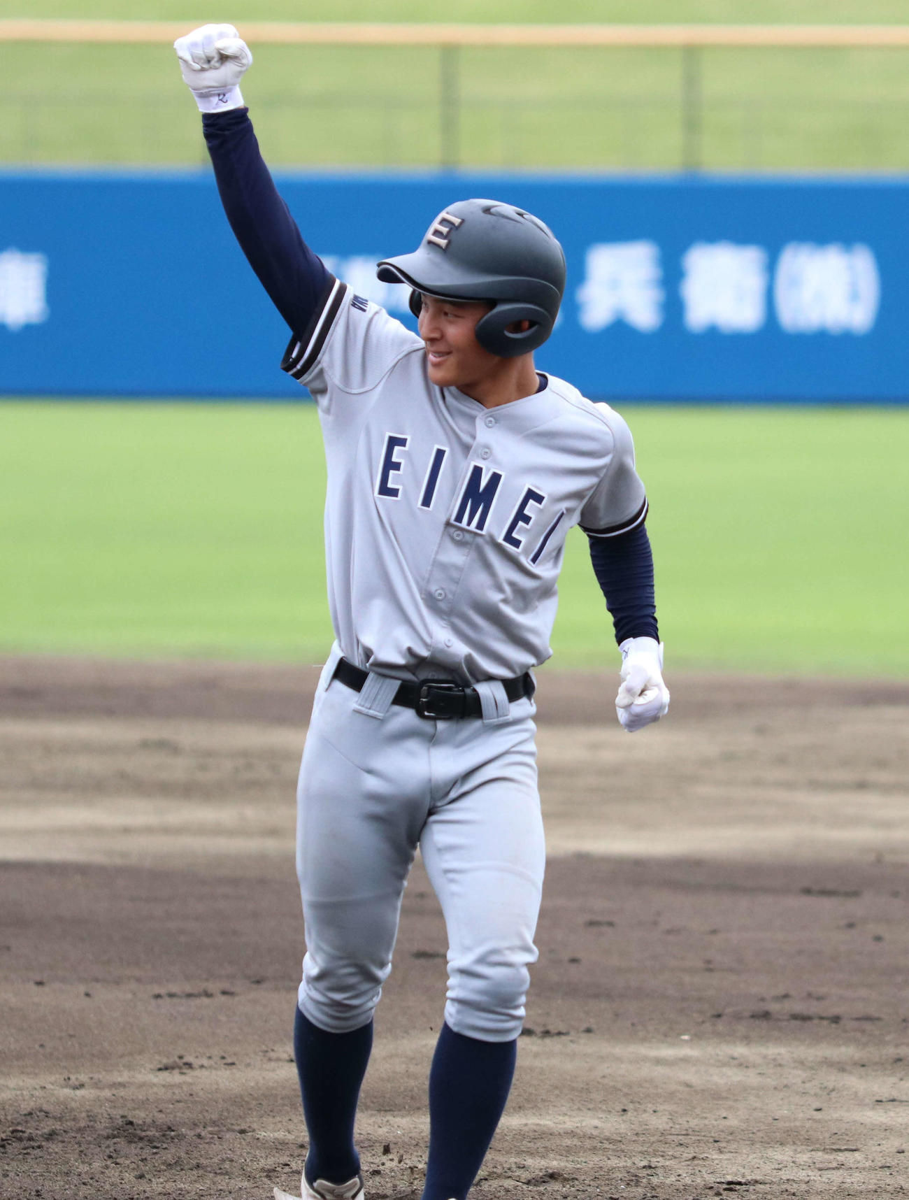 叡明対山梨学院　7回表叡明1死一、三塁、適時打を放ち喜ぶ細沼（撮影・寺本吏輝）