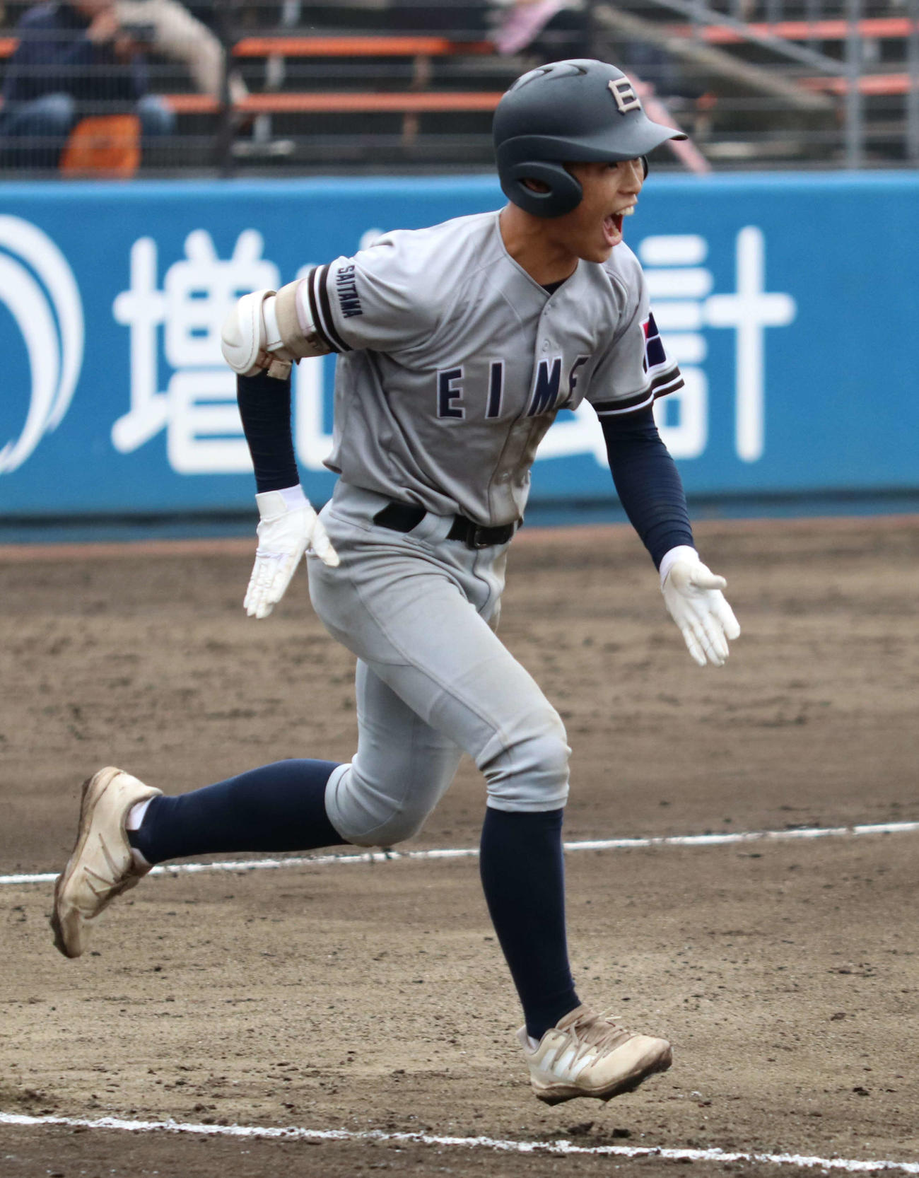 叡明対山梨学院　7回表叡明1死二、三塁、勝ち越しの左適時打を放ち雄叫びを上げながら一塁へ走る青木（撮影・寺本吏輝）