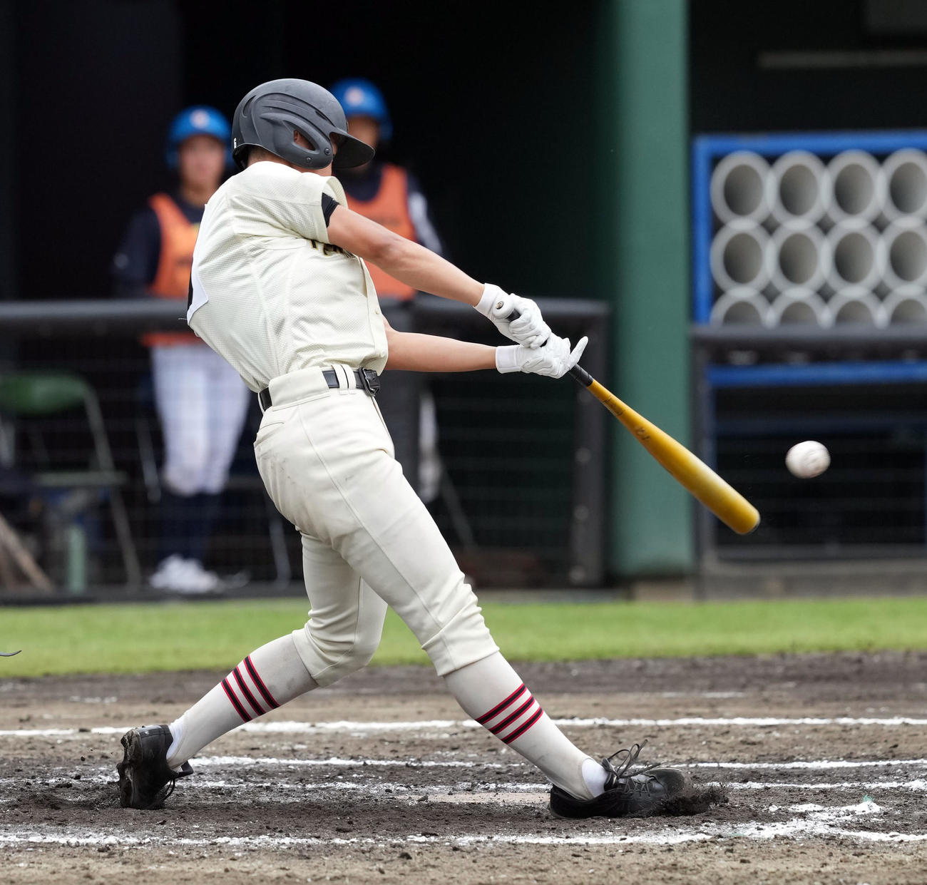 作新学院対横浜　2回表作新学院2死一、三塁、右前に適時打を放つ沢村（撮影・たえ見朱実）