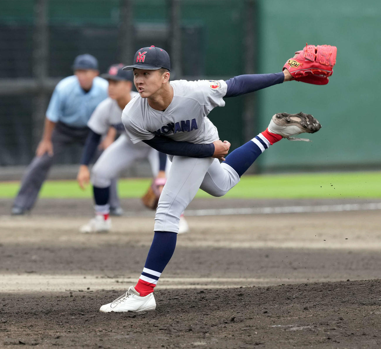 作新学院対横浜　２回表作新学院２死満塁、２番手でマウンドに上がった横浜・池田（撮影・たえ見朱実）