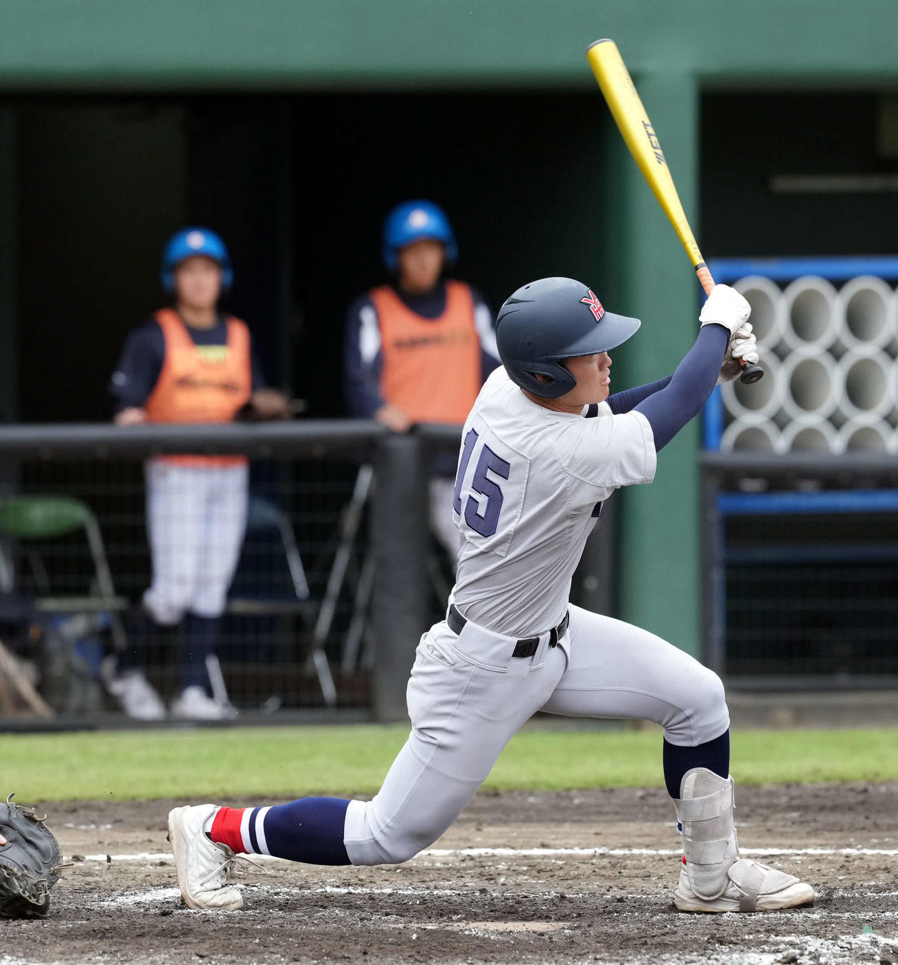 作新学院対横浜　4回裏横浜1死一塁、同点の適時二塁打を放つ江坂（撮影・たえ見朱実）