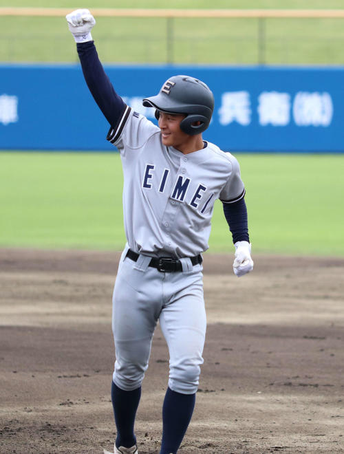 叡明対山梨学院　7回表叡明1死一、三塁、適時打を放ち喜ぶ細沼（撮影・寺本吏輝）