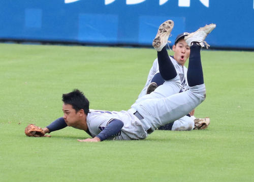 叡明対山梨学院　8回裏山梨学院1死一塁、落ちそうな飛球に飛び込んで好捕した叡明苫（撮影・寺本吏輝）
