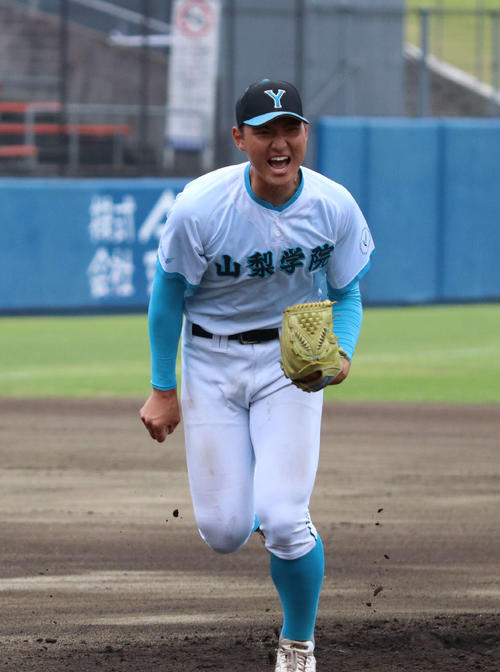 叡明対山梨学院　10回表叡明2死一、二塁、三振を奪い雄叫びを上げながらベンチへ戻る菰田（撮影・寺本吏輝）