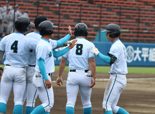叡明対山梨学院　10回裏山梨学院1死満塁、サヨナラ打を放った平野は仲間に迎えられる（撮影・寺本吏輝）