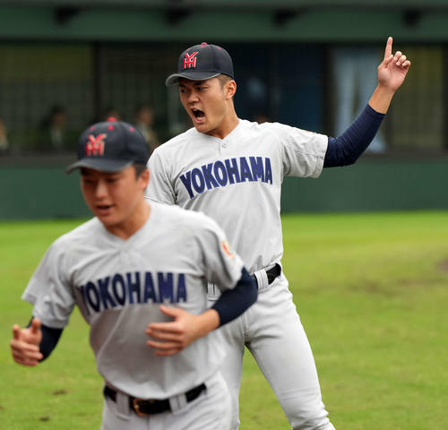 作新学院対横浜　先発メンバーから外れた横浜・阿部葉（撮影・たえ見朱実）