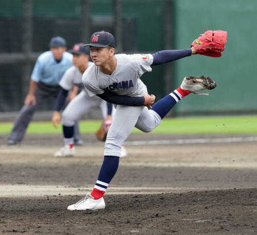 作新学院対横浜　２回表作新学院２死満塁、２番手でマウンドに上がった横浜・池田（撮影・たえ見朱実）