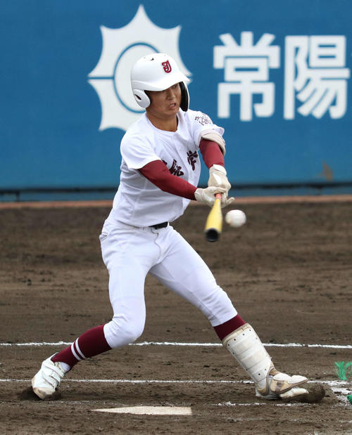 常総学院対東海大相模　2回表常総学院1死二、三塁、先制の中適時打を放った水口（撮影・寺本吏輝）
