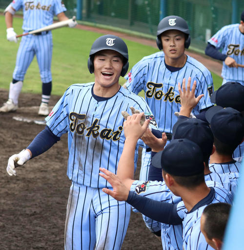 常総学院対東海大相模　4回裏東海大相模2死三塁、右越え本塁打を放った中村（撮影・寺本吏輝）