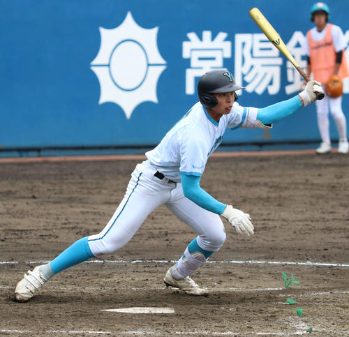 叡明対山梨学院　4回裏山梨学院1死二、三塁、上手く合わせて右への適時打を放つ梅村（撮影・寺本吏輝）