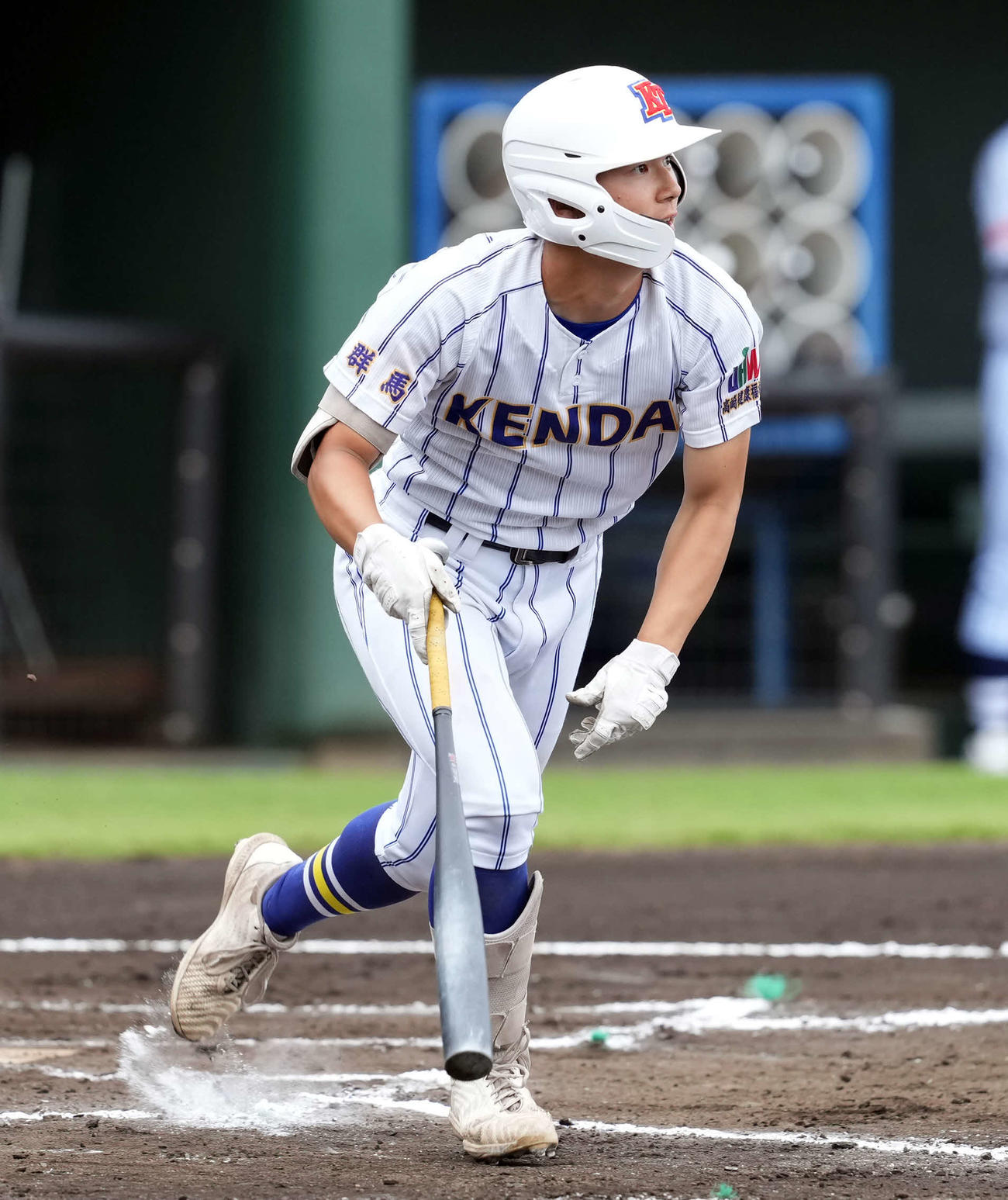 東海大菅生対健大高崎　6回裏健大高崎1死一、三塁、右前に2点適時二塁打を放つ佐藤龍（撮影・たえ見朱実）