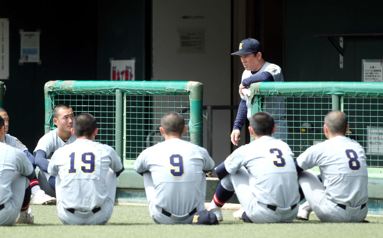 仙台育英対東北学院　試合前、ナインらに話をする仙台育英・須江監督（撮影・木村有優）