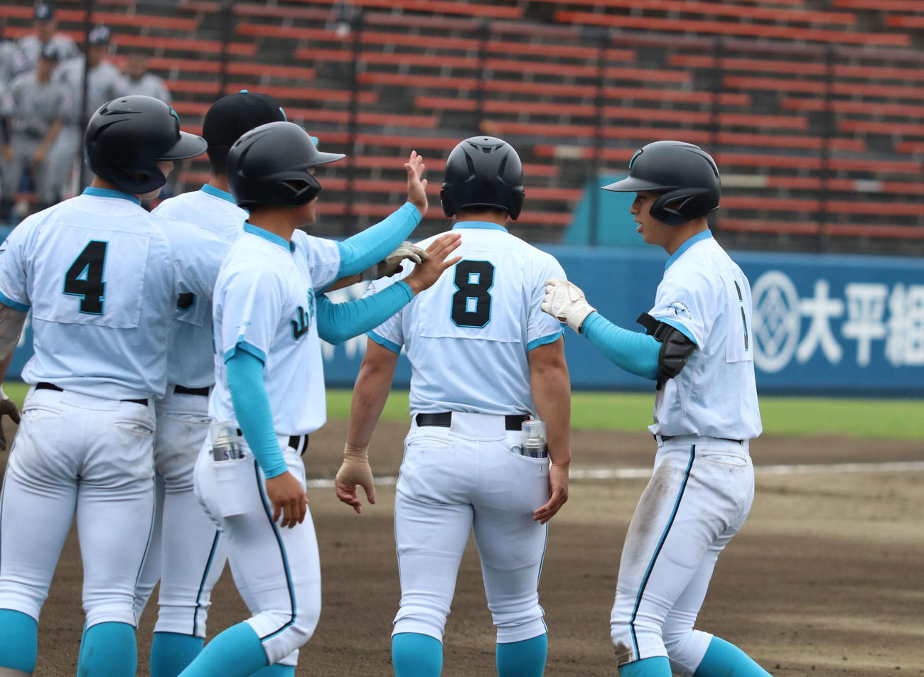 叡明対山梨学院　10回裏山梨学院1死満塁、サヨナラ打を放った平野は仲間に迎えられる（撮影・寺本吏輝）