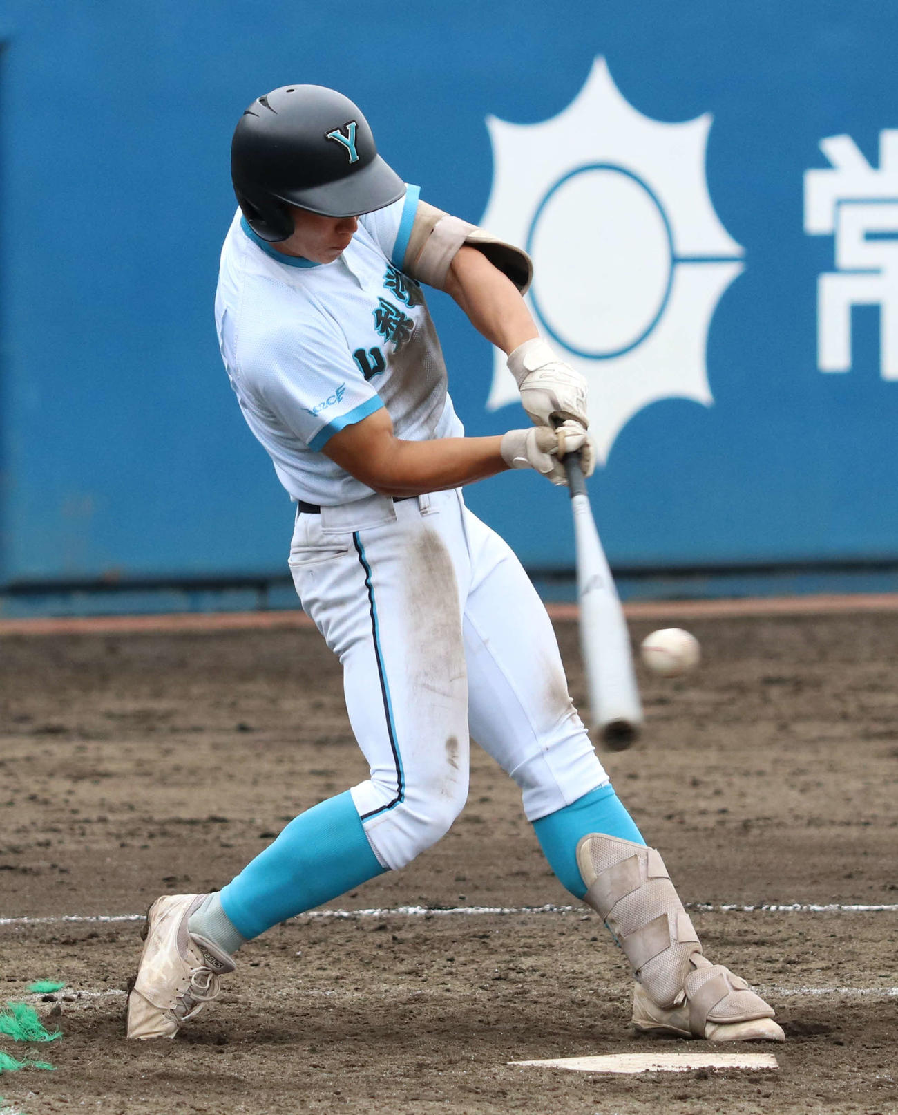 叡明対山梨学院　8回裏山梨学院2死一塁、同点の適時三塁打を放つ萬場（撮影・寺本吏輝）