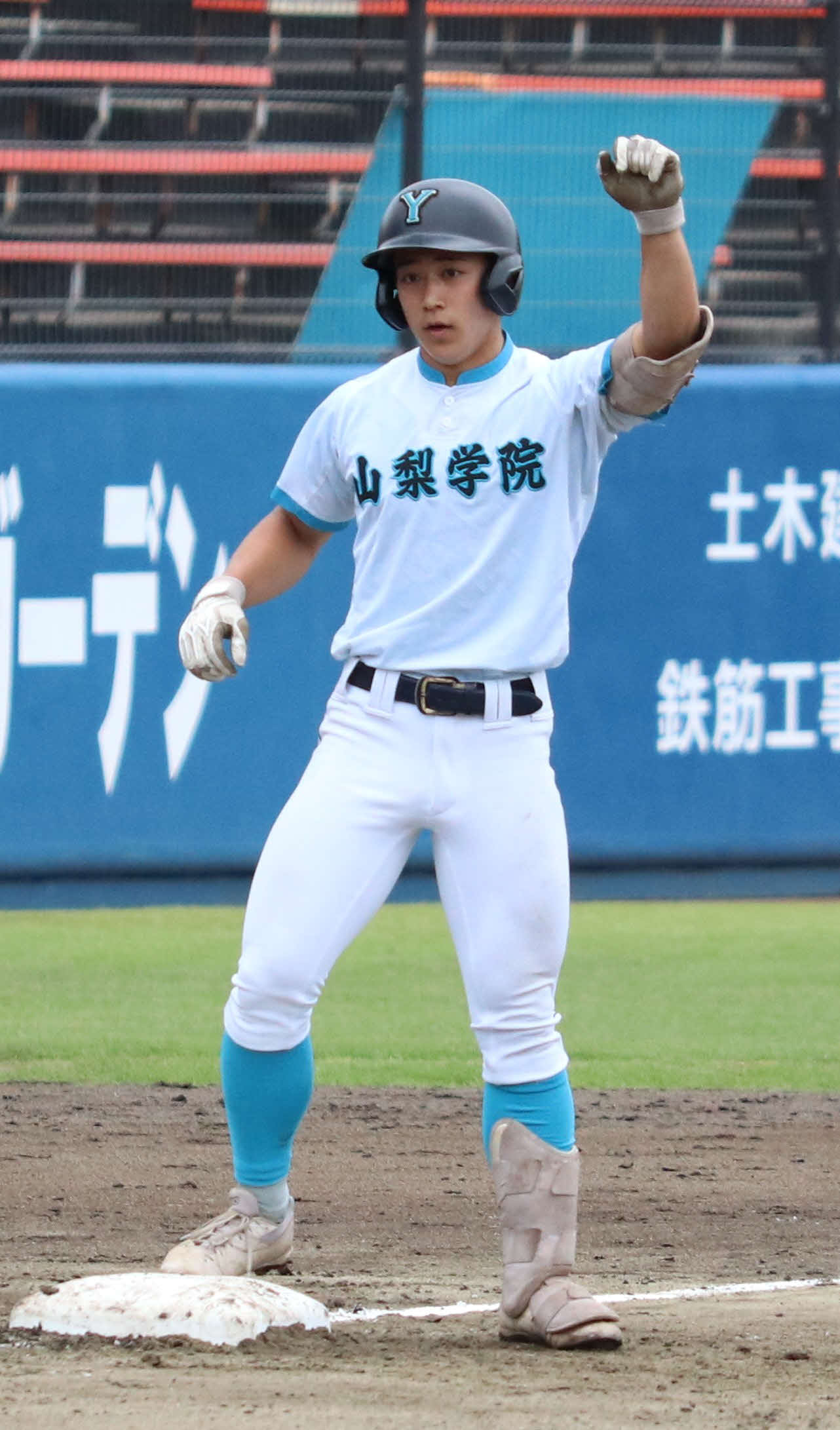 叡明対山梨学院　4回裏山梨学院1死一、三塁、左中間へ2点適時三塁打を放ちガッツポーズをする萬場（撮影・寺本吏輝）