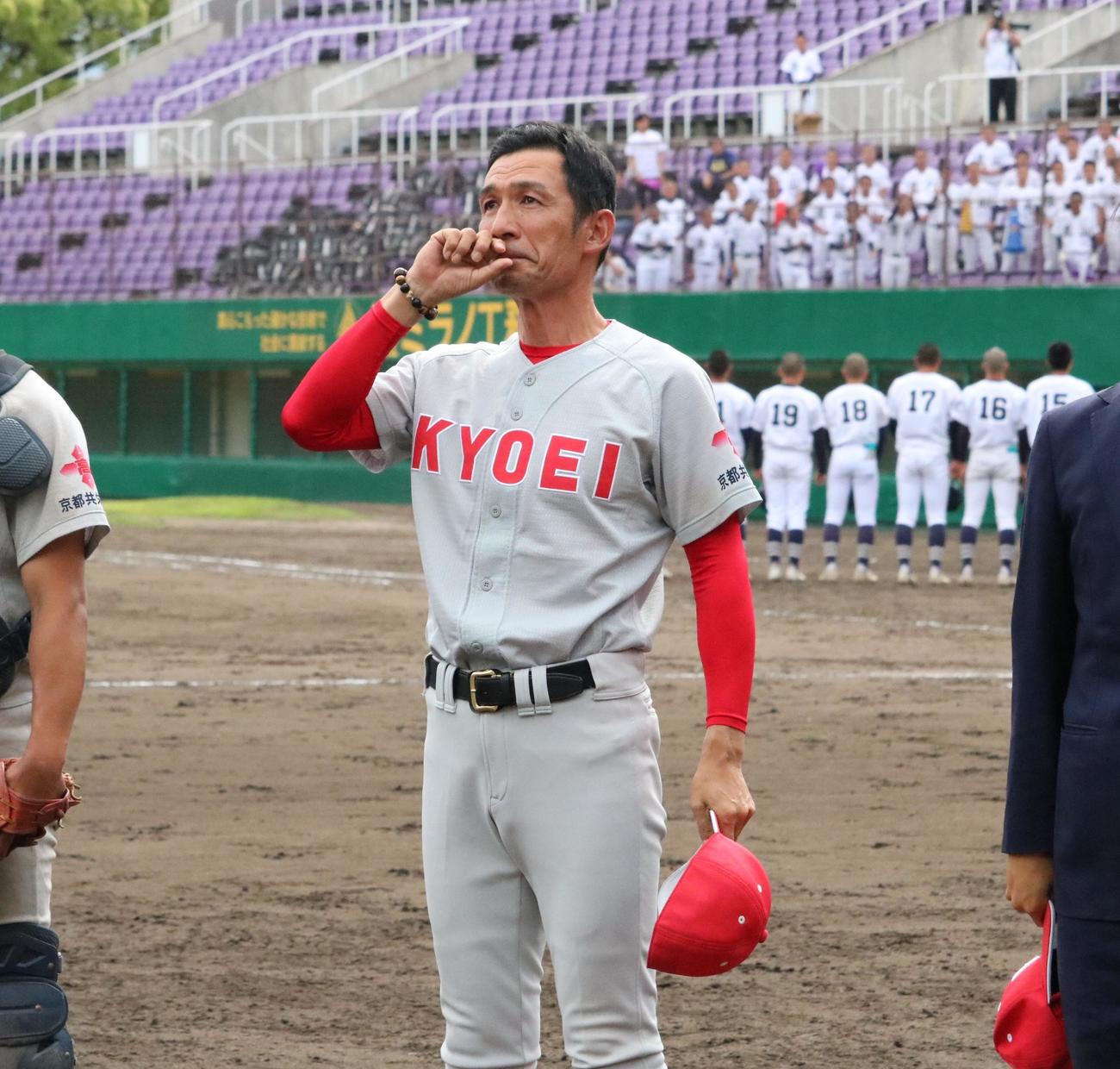 優勝した京都共栄学園の木谷監督が目を潤ませながらスタンドへあいさつする（撮影・林亮佑）