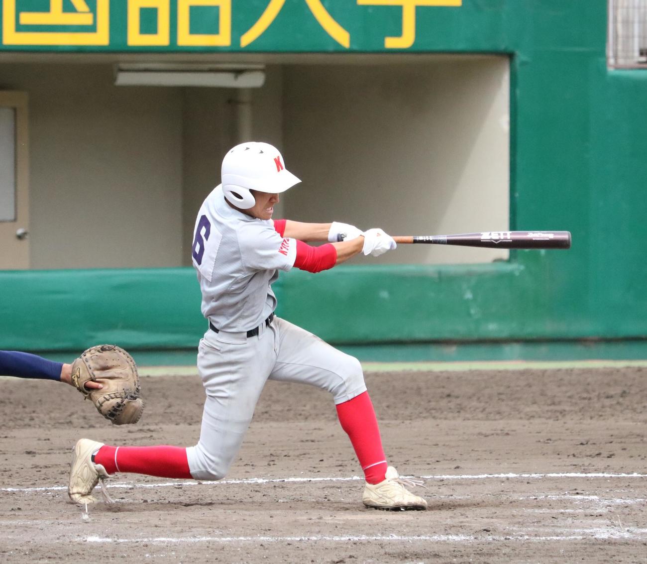 10回表、京都共栄学園の仲宗根が決勝打を放つ（撮影・林亮佑）