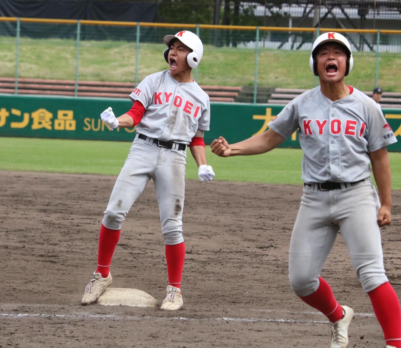 10回表、京都共栄学園の仲宗根が決勝打を放ち、ガッツポーズを見せる（撮影・林亮佑）