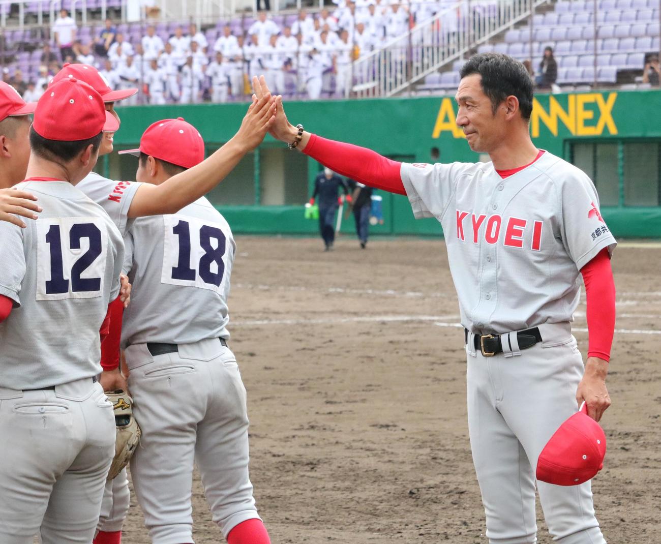 優勝した京都共栄学園の木谷監督が選手とハイタッチする（撮影・林亮佑）
