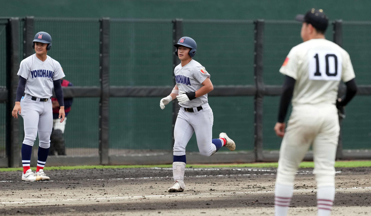 作新学院対横浜　5回裏横浜1死一塁、右越えに2点本塁打を放った奥村凌（撮影・たえ見朱実）