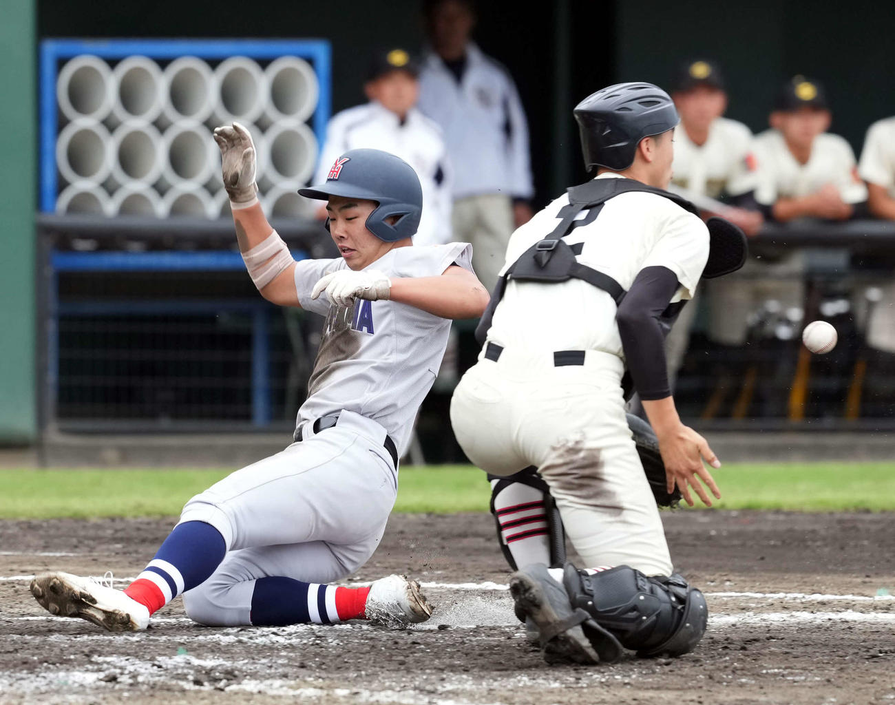 作新学院対横浜　4回裏横浜1死一塁、江坂の適時二塁打で生還する今村（撮影・たえ見朱実）