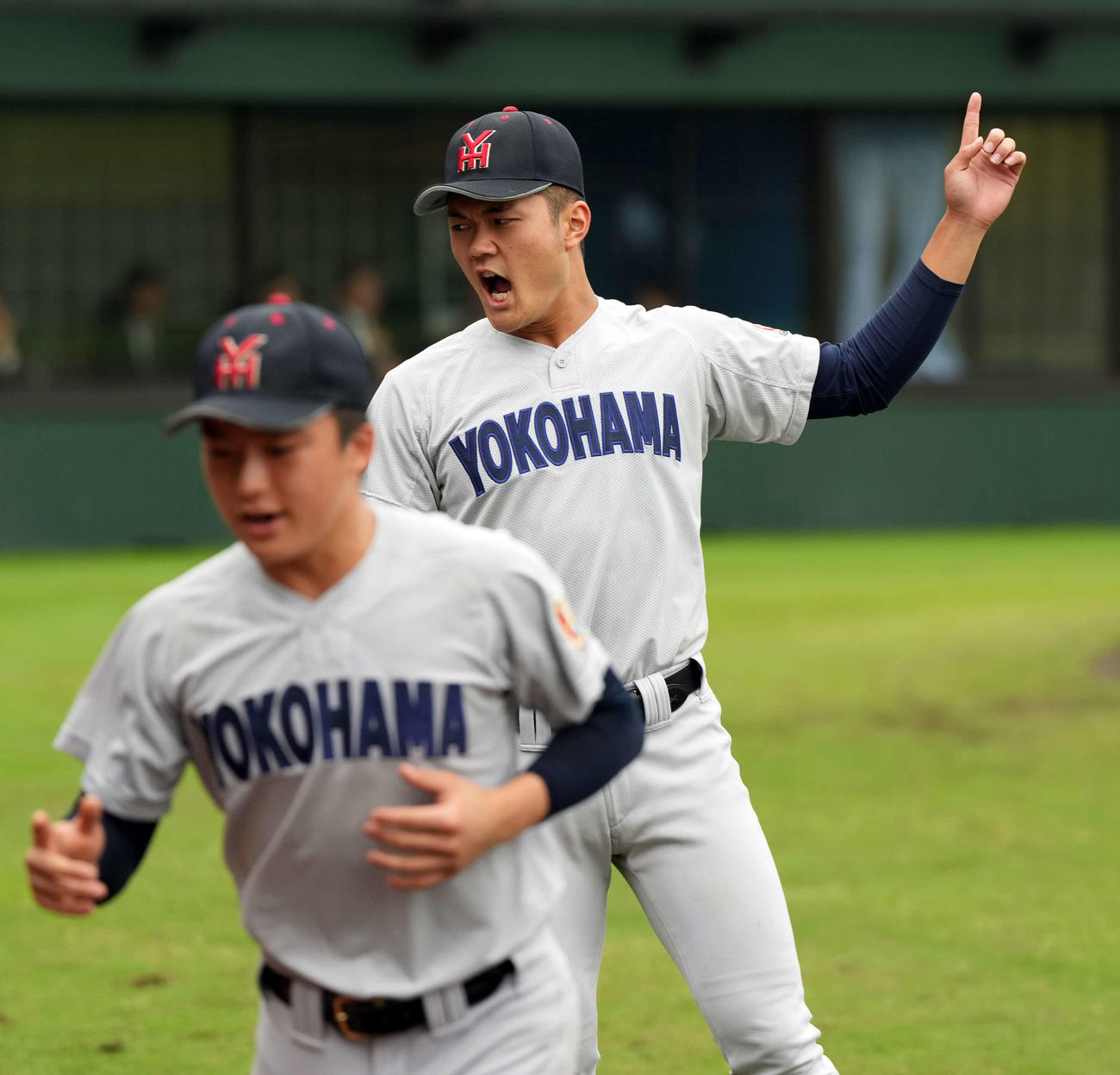 作新学院対横浜　先発メンバーから外れた横浜・阿部葉（撮影・たえ見朱実）