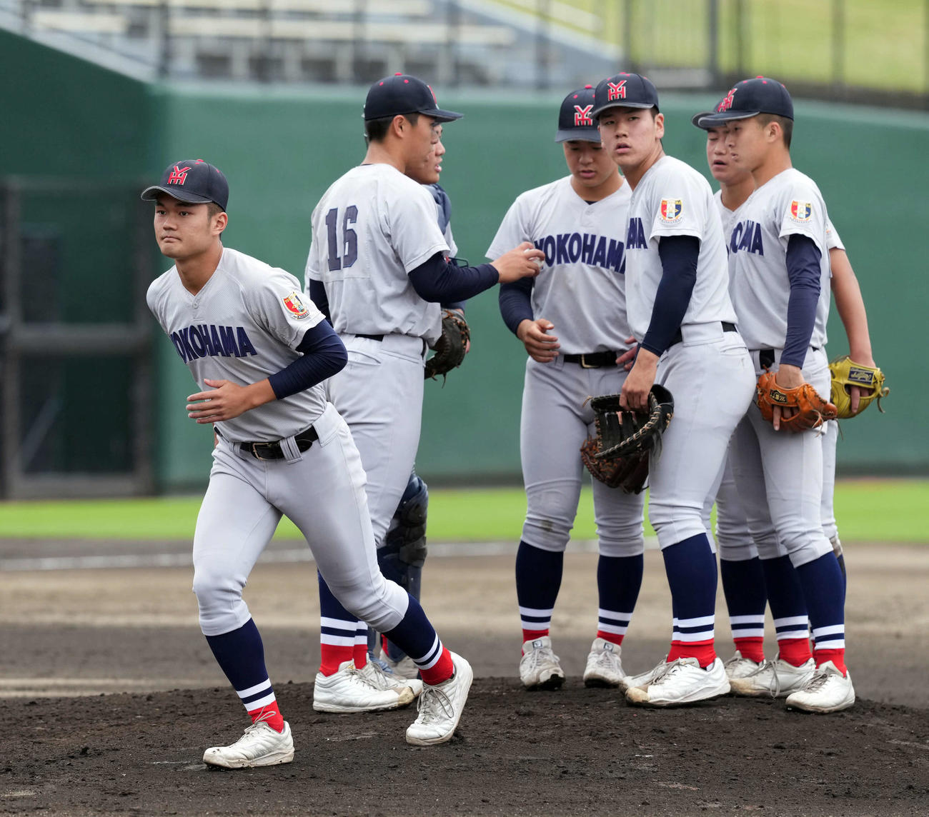 作新学院対横浜　2回表作新学院2死満塁、伝令でマウンドに向かった阿部葉（撮影・たえ見朱実）