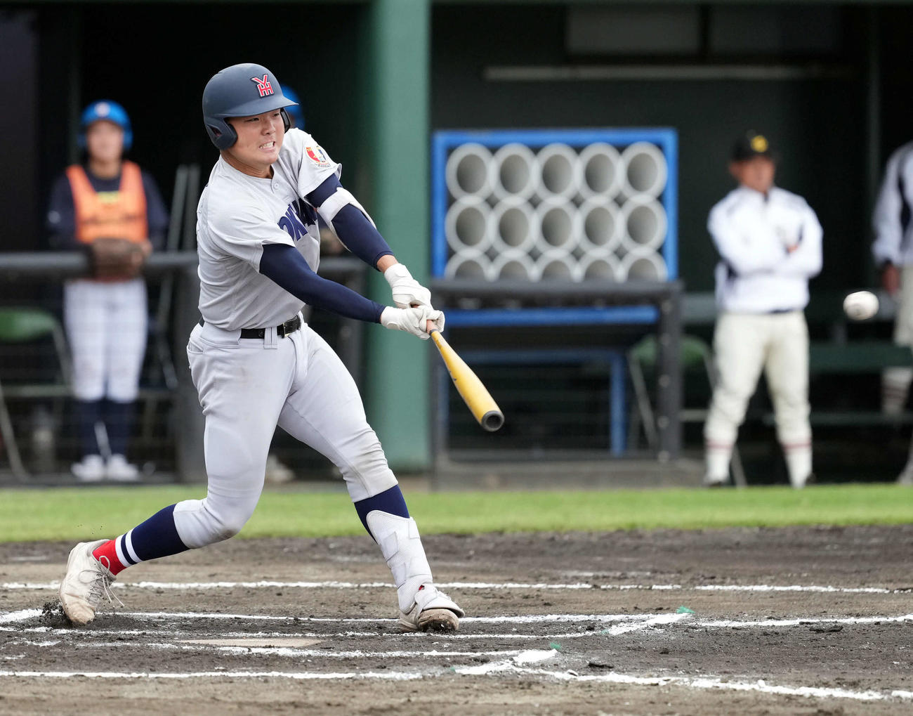作新学院対横浜　6かい裏横浜無死、中前打を放つ駒橋（撮影・たえ見朱実）