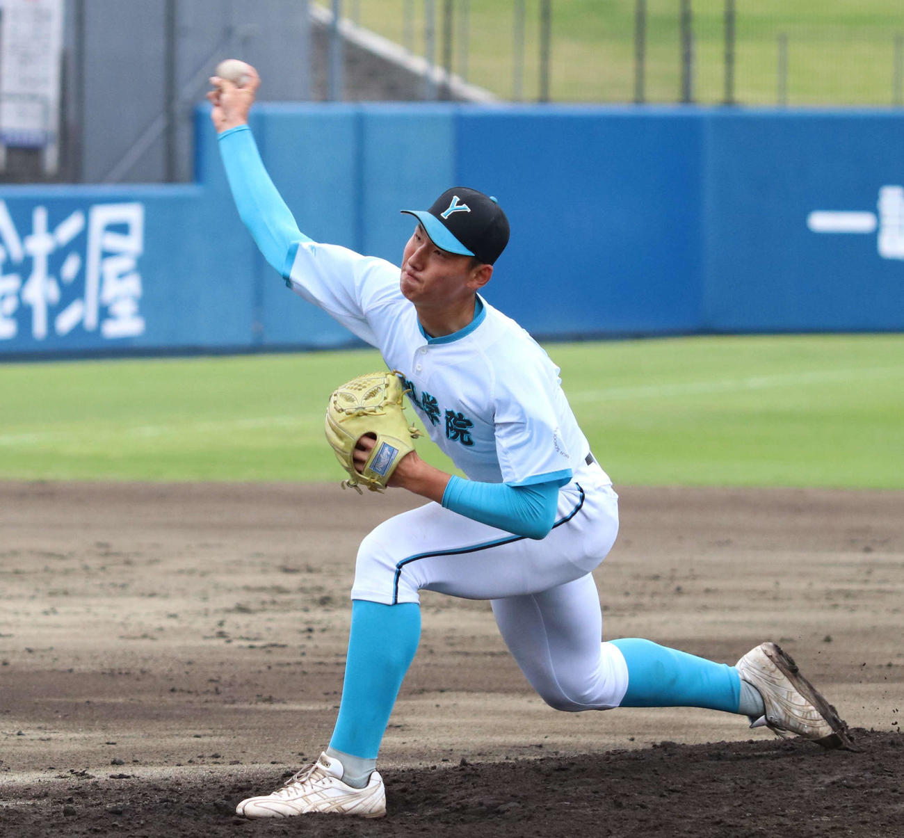 叡明対山梨学院　3番手で登板した菰田（撮影・寺本吏輝）