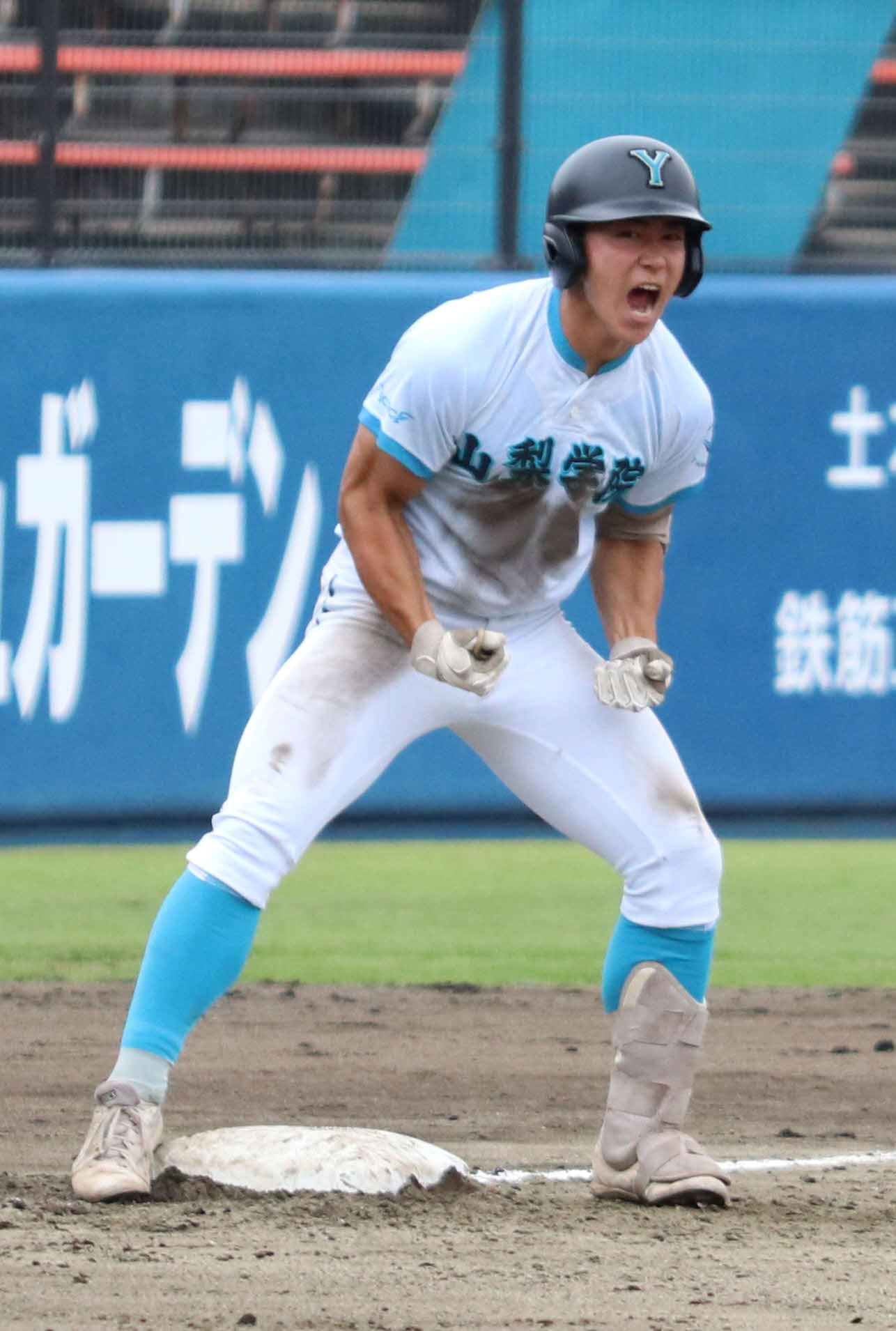 叡明対山梨学院　8回裏山梨学院2死一塁、同点の適時三塁打を放ち雄叫びを上げる萬場（撮影・寺本吏輝）