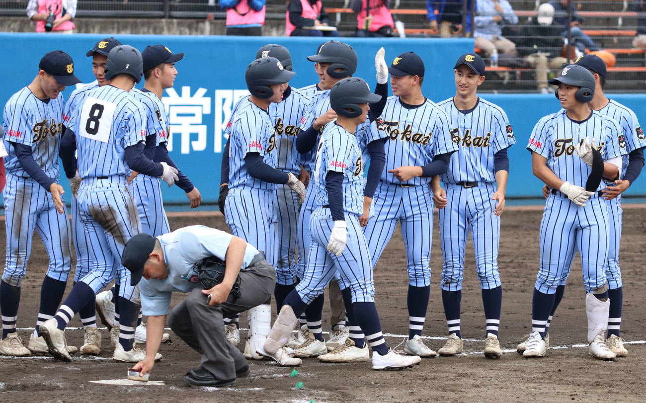 常総学院対東海大相模　常総学院対東海大相模　試合に勝利し、生還した走者を出迎えて整列に向かう東海大相模（撮影・寺本吏輝）