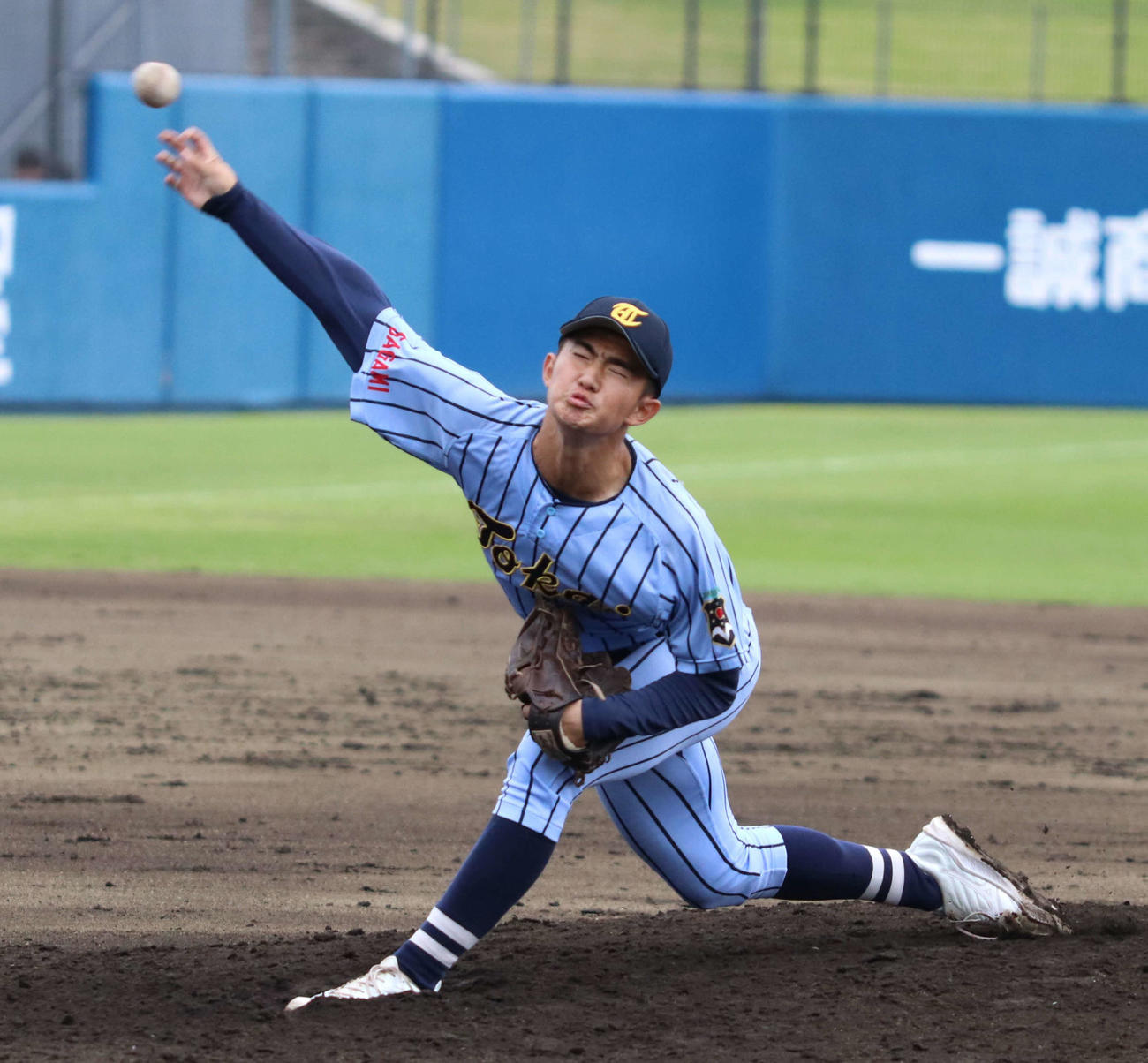 常総学院対東海大相模　2番手で登板した東海大相模萩原（撮影・寺本吏輝）
