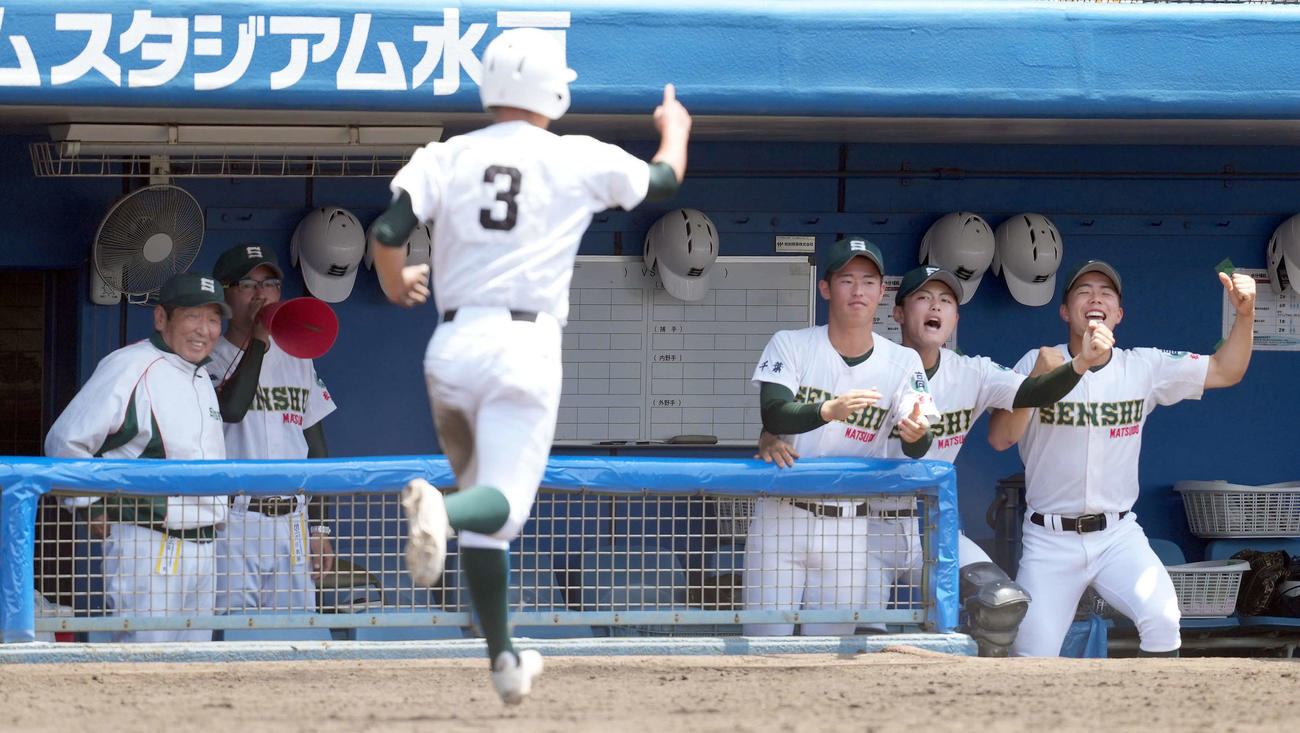 桐生第一対専大松戸　6回裏専大松戸2死二塁、吉岡の左前に適時打で生還した牧野を迎える持丸監督（左端）らナイン（撮影・たえ見朱実）