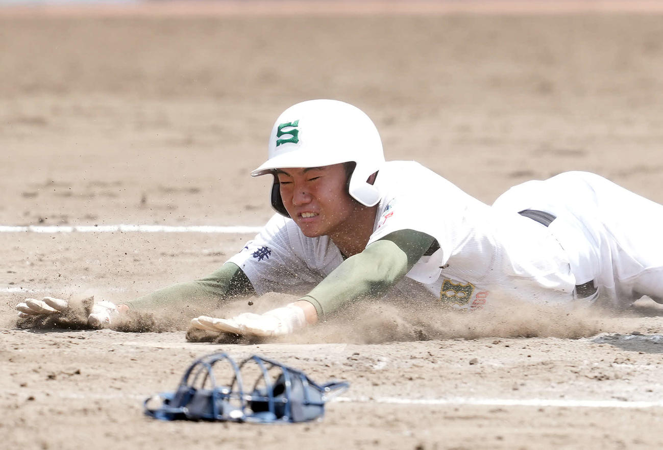 桐生第一対専大松戸　8回裏専大松戸2死一、二塁、森岡の適時打で生還する高貝（撮影・たえ見朱実）