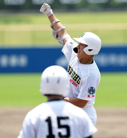 桐生第一対専大松戸　6回裏専大松戸2死二塁、左前に適時打を放った吉岡（撮影・たえ見朱実）