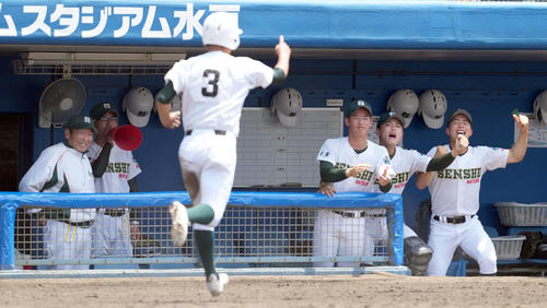桐生第一対専大松戸　6回裏専大松戸2死二塁、吉岡の左前に適時打で生還した牧野を迎える持丸監督（左端）らナイン（撮影・たえ見朱実）