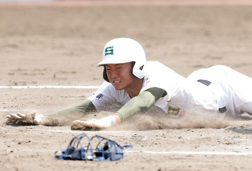 桐生第一対専大松戸　8回裏専大松戸2死一、二塁、森岡の適時打で生還する高貝（撮影・たえ見朱実）