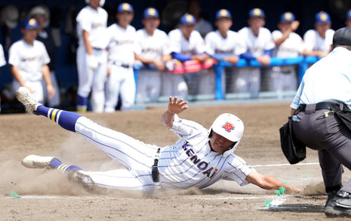 習志野対健大高崎　3回表健大高崎1死二塁、石田遊星の適時打で生還する伊藤（撮影・たえ見朱実）