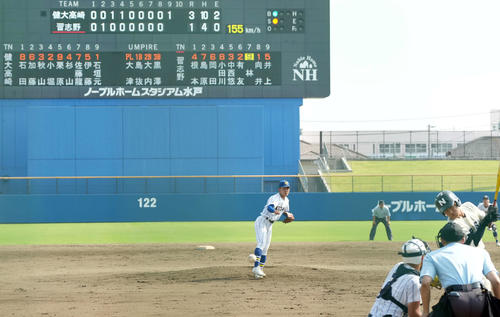 習志野対健大高崎　9回裏からマウンドに上がった健大高崎・石垣元は、155キロの速球を林に当ててしまう（撮影・たえ見朱実）