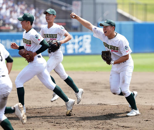 桐生第一対専大松戸　桐生第一の勝利し、ガッツポーズを決める専大松戸・吉岡（右）（撮影・たえ見朱実）