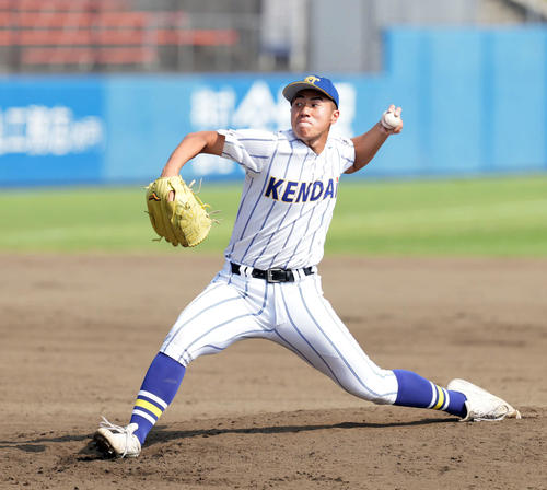 桐生第一対専大松戸　8回からマウンドに上がった健大高崎・下重（撮影・たえ見朱実）