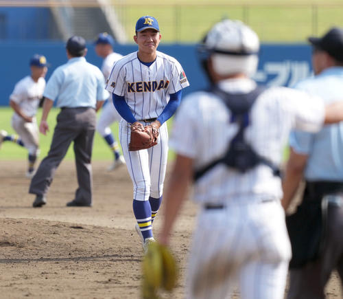 習志野対健大高崎　習志野の勝利し、笑顔を見せる健大高崎・石垣元（撮影・たえ見朱実）