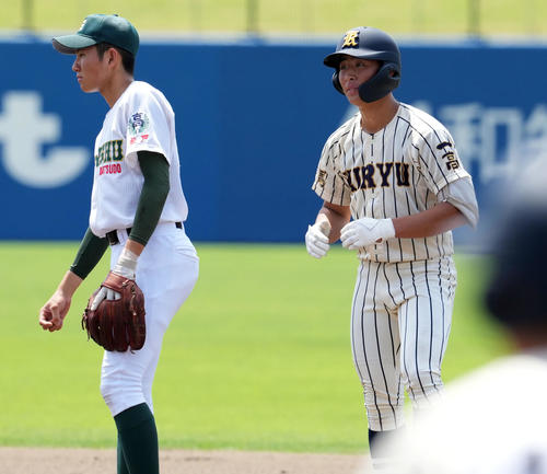 桐生第一対専大松戸　2回表桐生第一無死一塁、左前に同点の適時二塁打を放った伊藤（撮影・たえ見朱実）