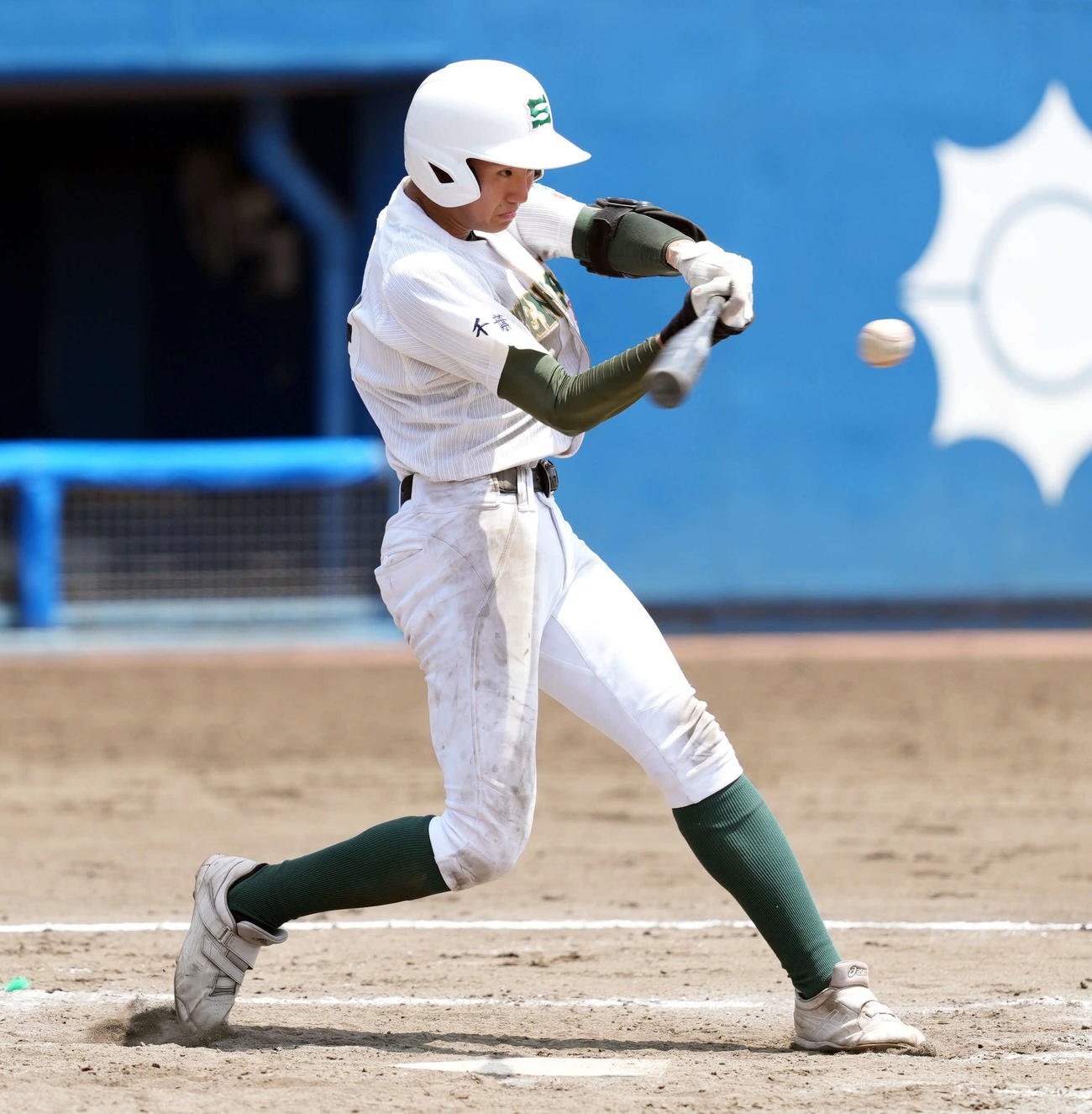 桐生第一対専大松戸　8回裏専大松戸2死二塁、中前適時打を放つ高貝（撮影・たえ見朱実）