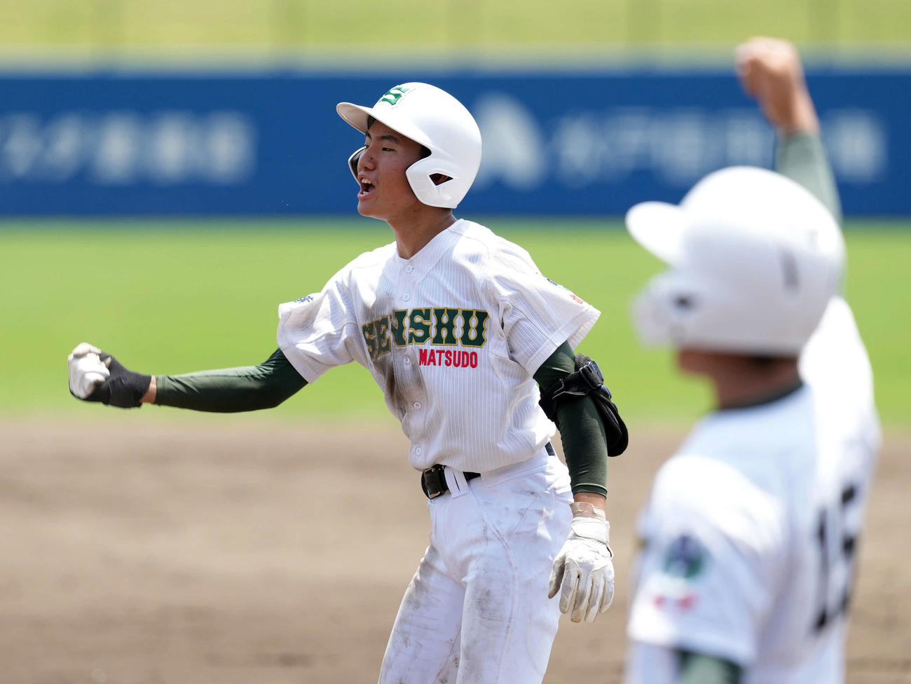 桐生第一対専大松戸　8回裏専大松戸2死二塁、中前適時打を放ちポーズを決める高貝（撮影・たえ見朱実）