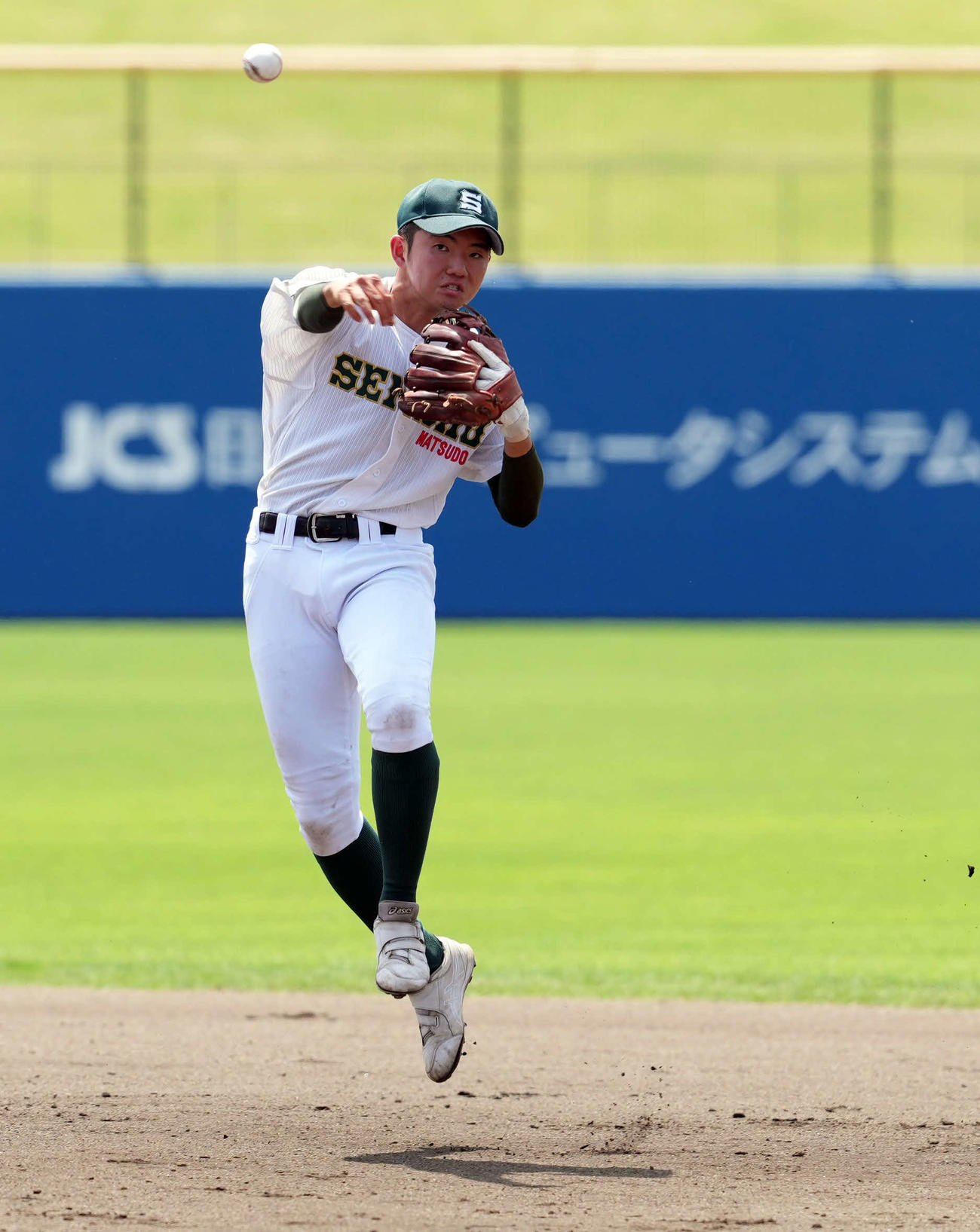 桐生第一対専大松戸　2回表桐生第一2死一塁、好守備を見せる二塁手高貝（撮影・たえ見朱実）