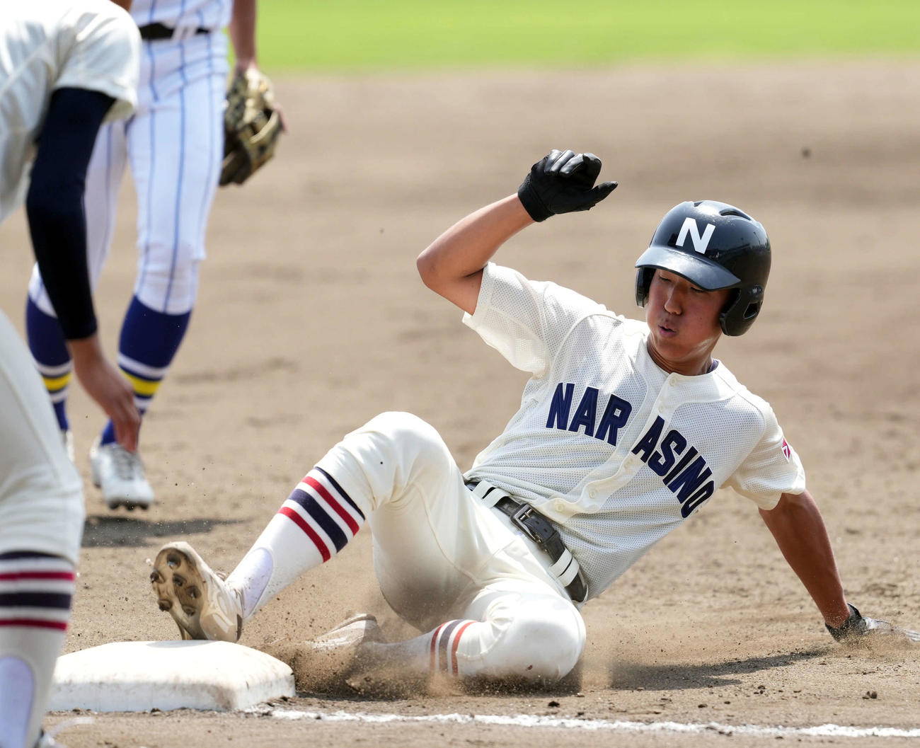 習志野対健大高崎　2回裏習志野1死二塁、相手のミスで三塁へ進塁する小田川（撮影・たえ見朱実）